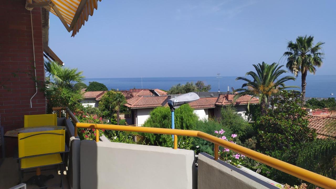Nero Basalto Azzurro Mare Bed & Breakfast อาชิ กัสเตลโล ภายนอก รูปภาพ